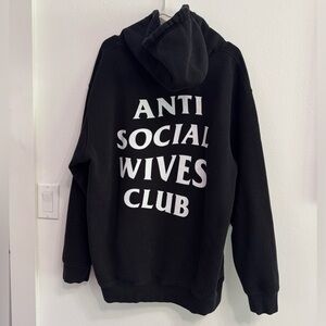 Hubs & Hers ‘ANTI SOCIAL WIVES CLUB‘ Black Hoodie size L/XL